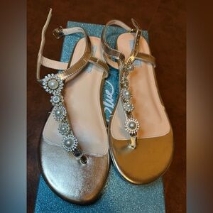 Excellent condition Betsey Johnson Elegant Gold and Silver Sandals. Size 8.